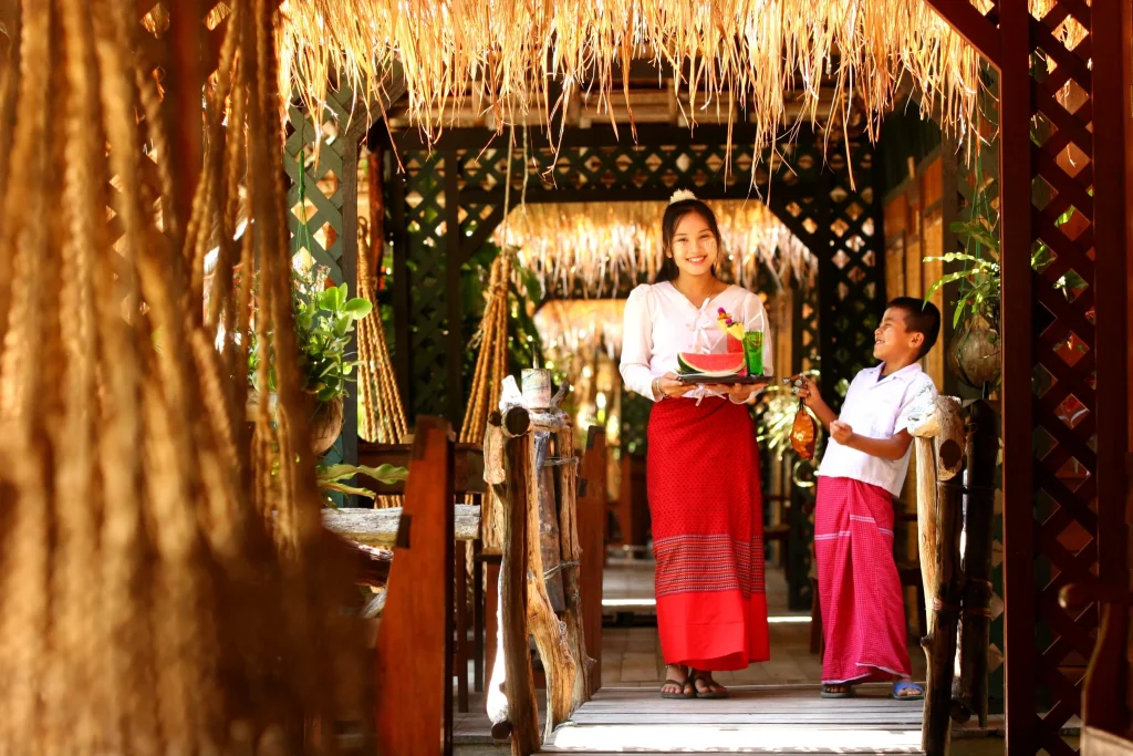 เที่ยวหมู่บ้านมอญ สัมผัสวิถีชีวิตที่ River Kwai Jungle Rafts Resort