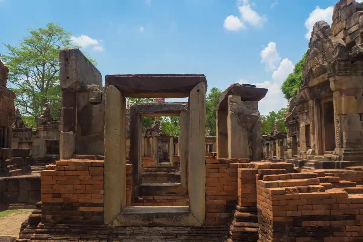 โบราณสถานในอุทยานประวัติศาสตร์เมืองสิงห์