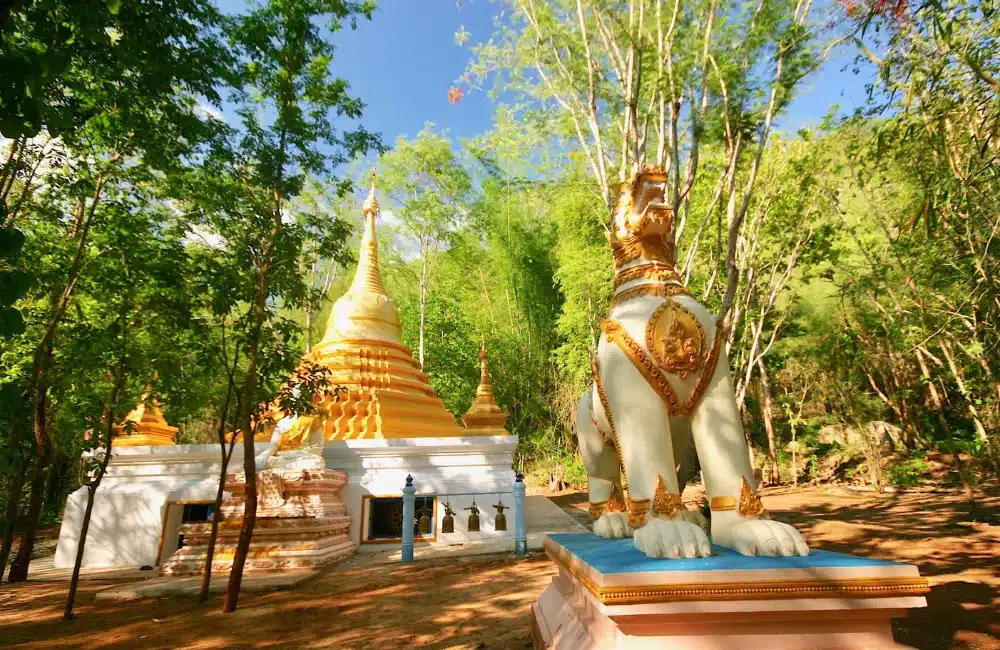 สักการะเจดีย์เชวดากองจำลองที่วัดมอญ